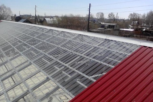 катная прозрачная крыша промышленного здания из профилированного поликарбоната